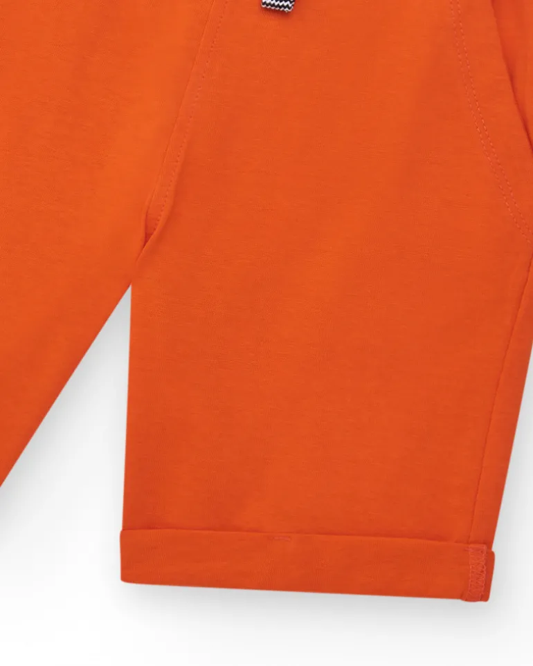Bermudas pour garçon en rouge avec taille ajustable et poches.