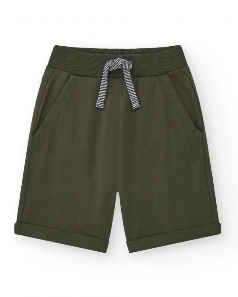 Bermudas pour garçon en vert avec taille ajustable et poches.