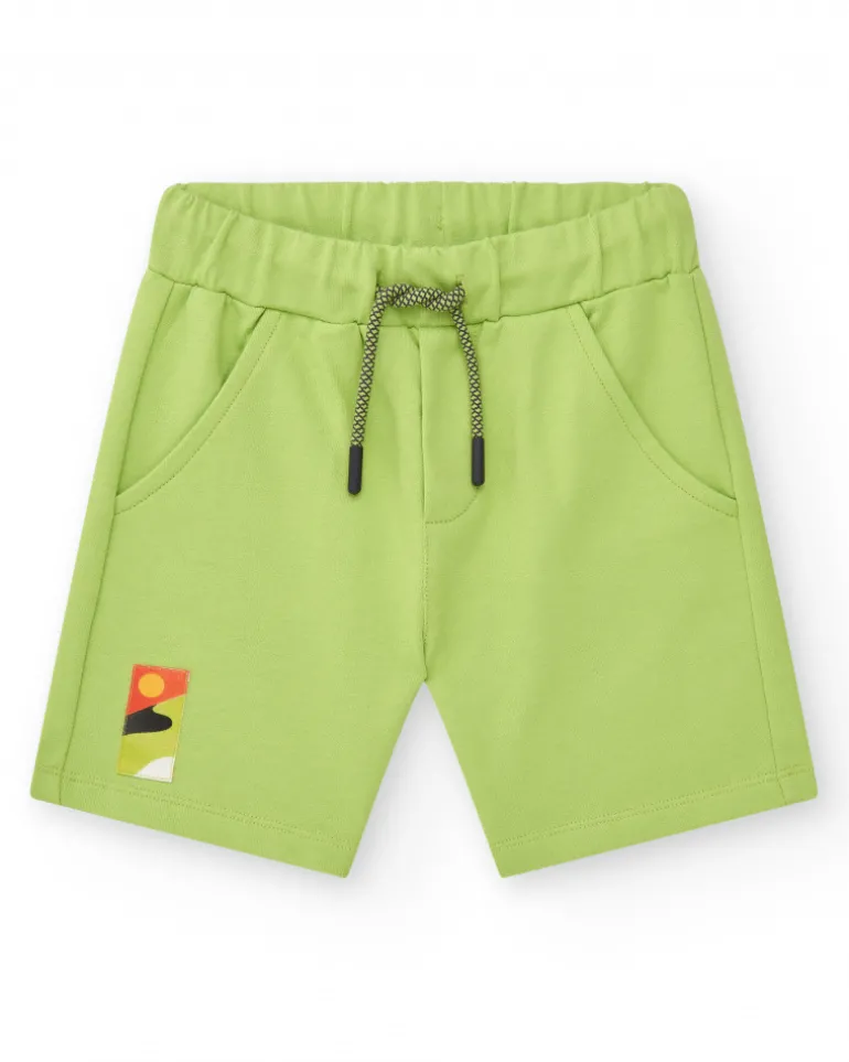 Bermudas pour garçon en vert avec taille élastique et poches latérales.