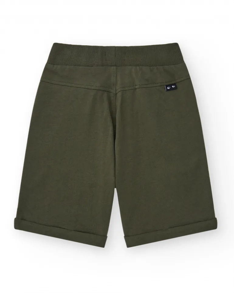 Bermudas pour garçon en vert avec taille ajustable et poches.