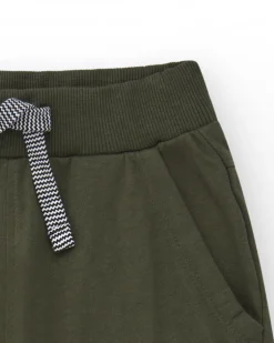 Bermudas pour garçon en vert avec taille ajustable et poches.