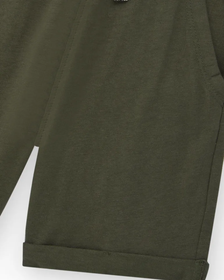 Bermudas pour garçon en vert avec taille ajustable et poches.