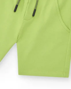 Bermudas pour garçon en vert avec taille élastique et poches latérales.