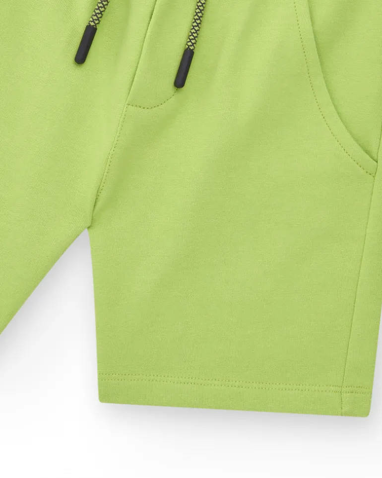 Bermudas pour garçon en vert avec taille élastique et poches latérales.