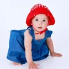 Bonnet en tricot rouge pour fille avec carreaux blancs et visage brodé
