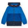 Cazadora para niño en azul con capucha y detalles a contraste.