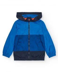 Cazadora para niño en azul con capucha y detalles a contraste.