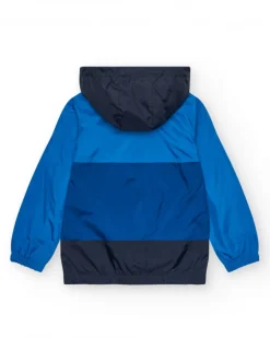 Cazadora para niño en azul con capucha y detalles a contraste.