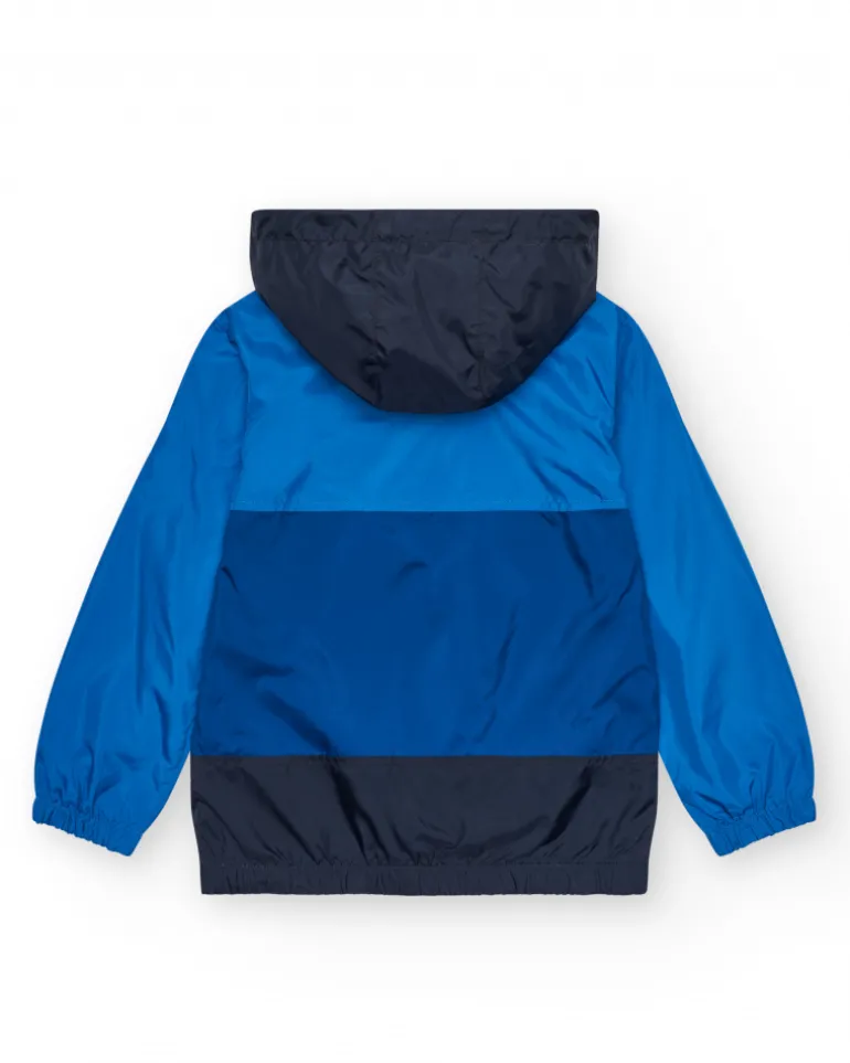 Cazadora para niño en azul con capucha y detalles a contraste.