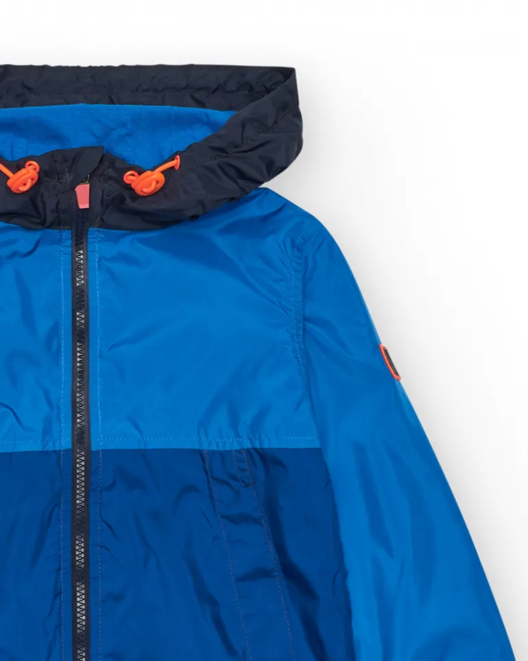 Cazadora para niño en azul con capucha y detalles a contraste.