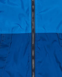 Cazadora para niño en azul con capucha y detalles a contraste.