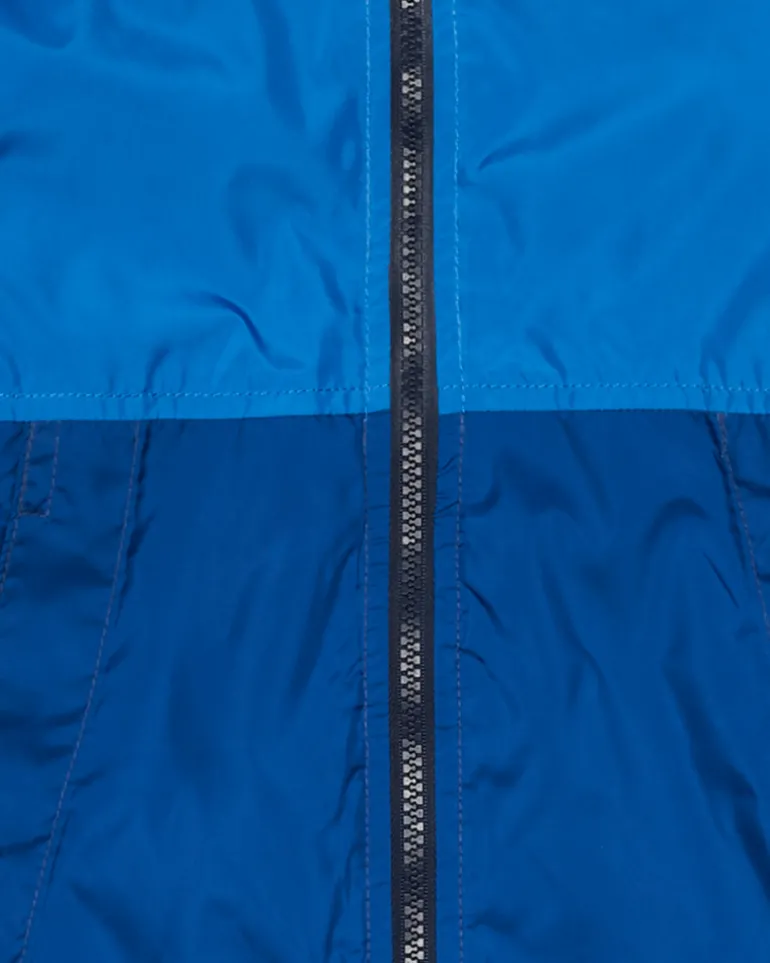 Cazadora para niño en azul con capucha y detalles a contraste.