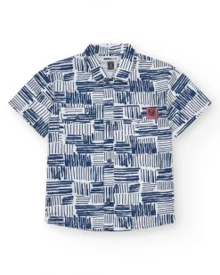 Chemise blanche pour garçon avec imprimé géométrique bleu et poche décorative.