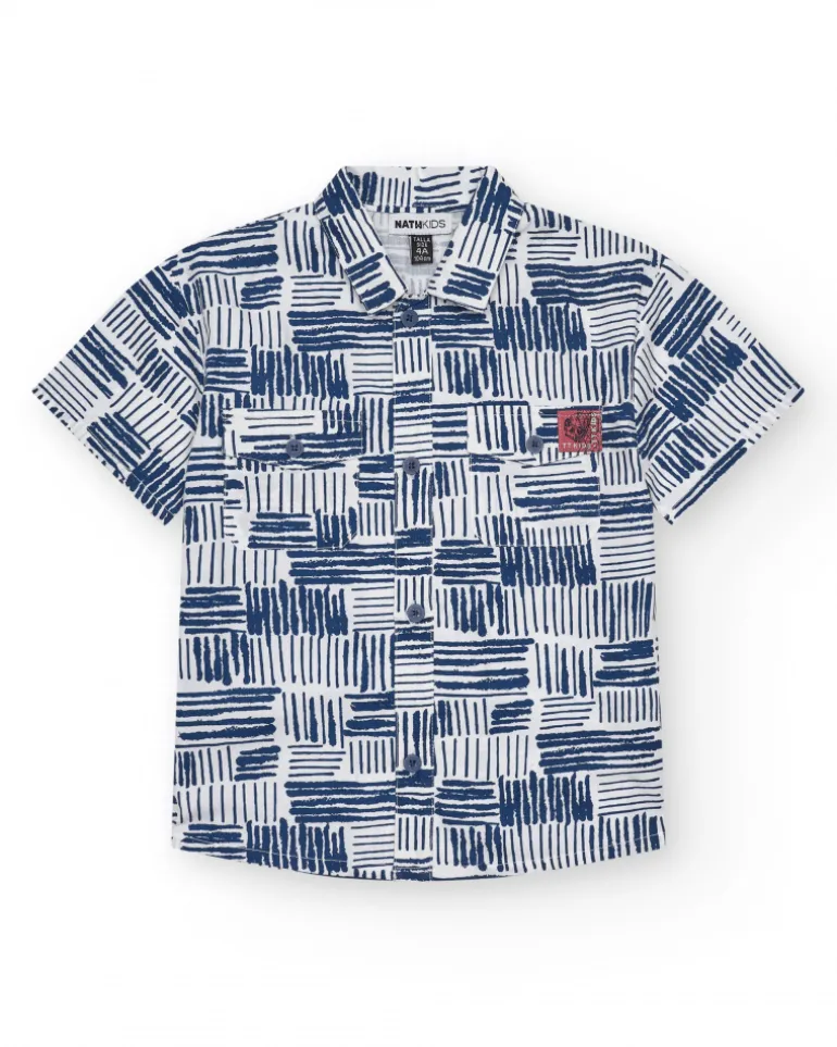 Chemise blanche pour garçon avec imprimé géométrique bleu et poche décorative.