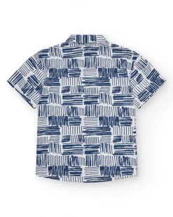 Chemise blanche pour garçon avec imprimé géométrique bleu et poche décorative.
