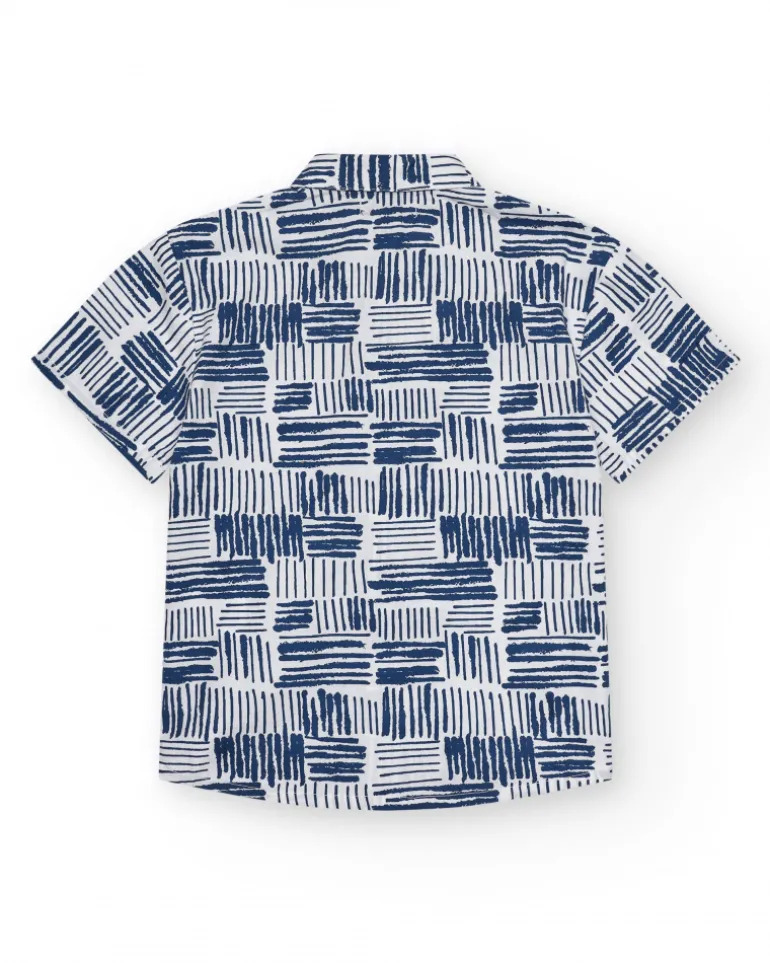 Chemise blanche pour garçon avec imprimé géométrique bleu et poche décorative.