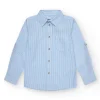 Chemise bleue pour garçon avec fines rayures et manches longues retroussables.