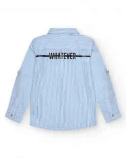 Chemise bleue pour garçon avec fines rayures et manches longues retroussables.