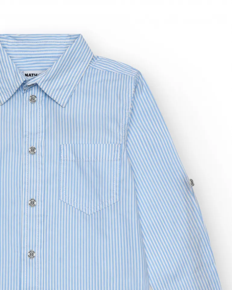 Chemise bleue pour garçon avec fines rayures et manches longues retroussables.