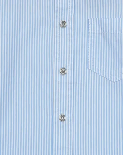 Chemise bleue pour garçon avec fines rayures et manches longues retroussables.
