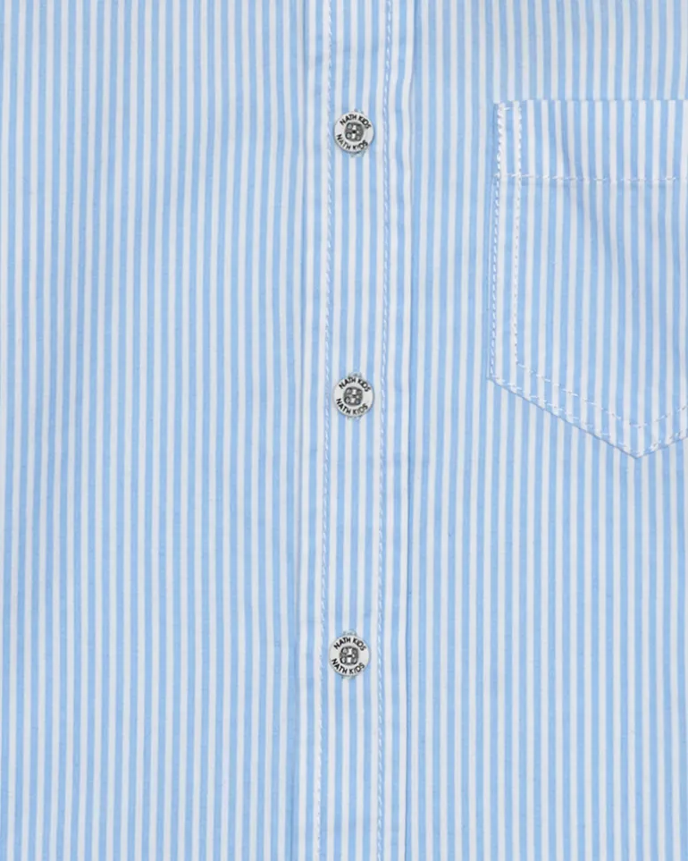 Chemise bleue pour garçon avec fines rayures et manches longues retroussables.