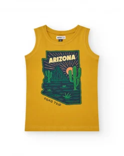 Débardeur pour garçon en moutarde avec imprimé sur le désert.