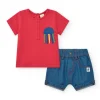Ensemble pour garçon avec t-shirt rouge et shorts en jean