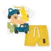 Ensemble pour garçon avec t-shirt de voitures et bermuda jaune