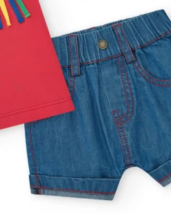 Ensemble pour garçon avec t-shirt rouge et shorts en jean