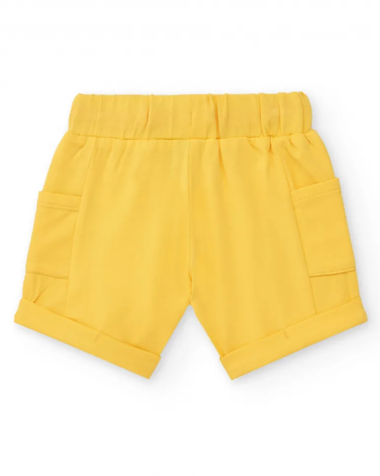 Ensemble pour garçon avec t-shirt rayé et pantalon court jaune avec poches