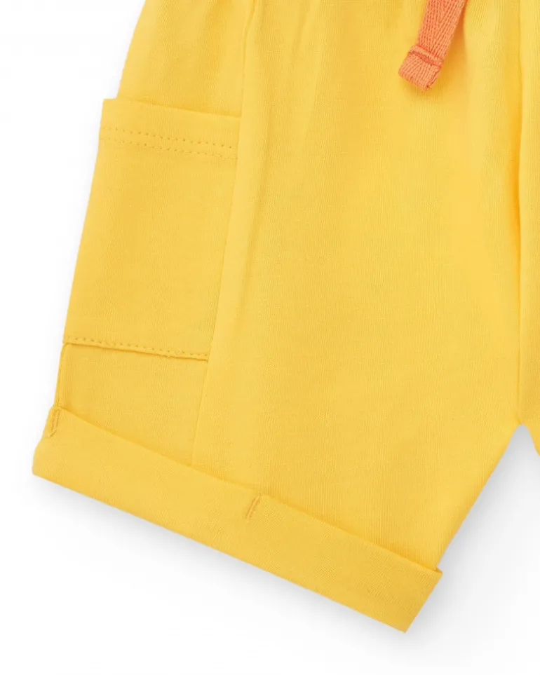Ensemble pour garçon avec t-shirt rayé et pantalon court jaune avec poches