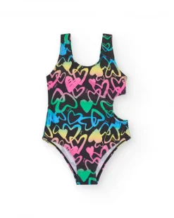 Maillot de bain pour fille en noir avec cœurs imprimés et ouverture latérale.