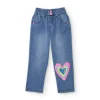 Pantalón vaquero para niña en azul con estampado de corazón