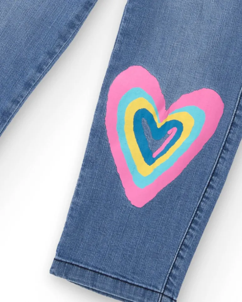 Pantalón vaquero para niña en azul con estampado de corazón