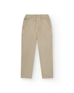 Pantalon beige pour garçon avec poches latérales et taille ajustable.
