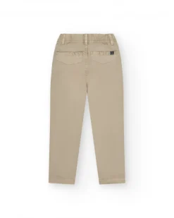 Pantalon beige pour garçon avec poches latérales et taille ajustable.