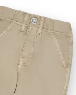 Pantalon beige pour garçon avec poches latérales et taille ajustable.