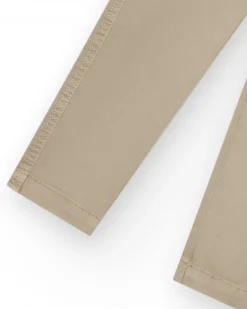 Pantalon beige pour garçon avec poches latérales et taille ajustable.