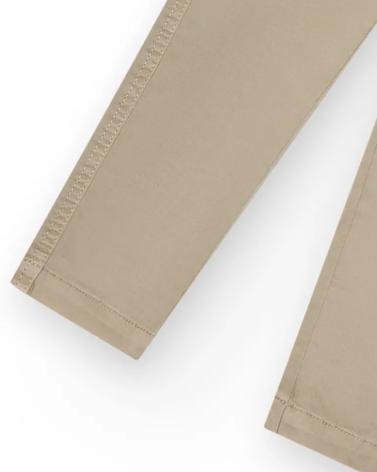 Pantalon beige pour garçon avec poches latérales et taille ajustable.
