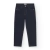 Pantalon bleu marine pour garçon avec poches et surpiqûres contrastantes.