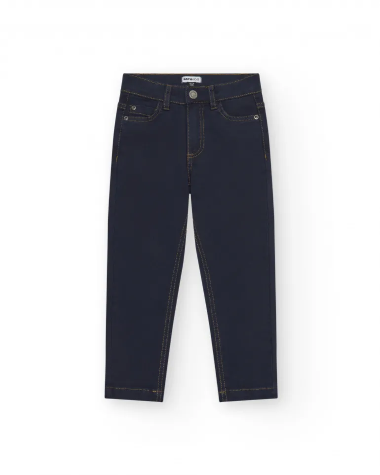 Pantalon bleu marine pour garçon avec poches et surpiqûres contrastantes.