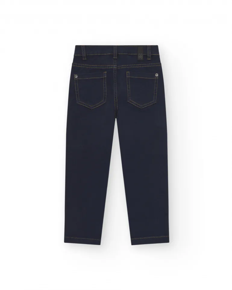 Pantalon bleu marine pour garçon avec poches et surpiqûres contrastantes.