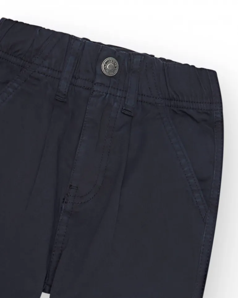 Pantalon bleu marine pour garçon avec taille ajustable et poches latérales.