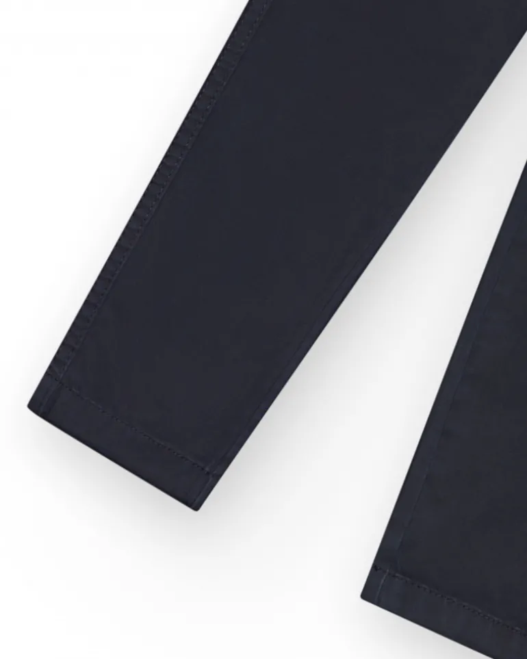 Pantalon bleu marine pour garçon avec taille ajustable et poches latérales.