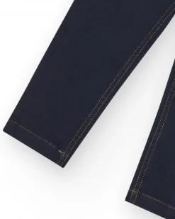 Pantalon bleu marine pour garçon avec poches et surpiqûres contrastantes.