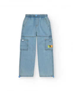 Pantalon cargo en denim clair pour garçon avec poches et ourlets ajustables.