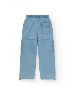 Pantalon cargo en denim clair pour garçon avec poches et ourlets ajustables.