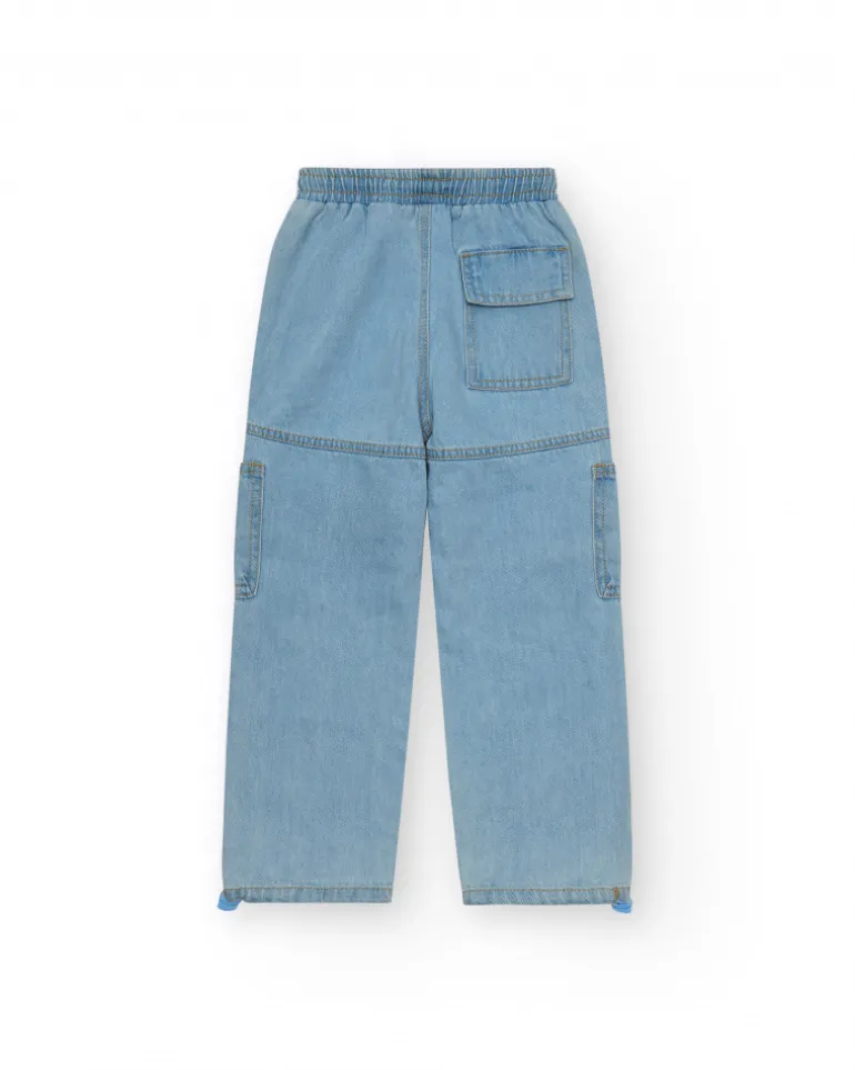 Pantalon cargo en denim clair pour garçon avec poches et ourlets ajustables.