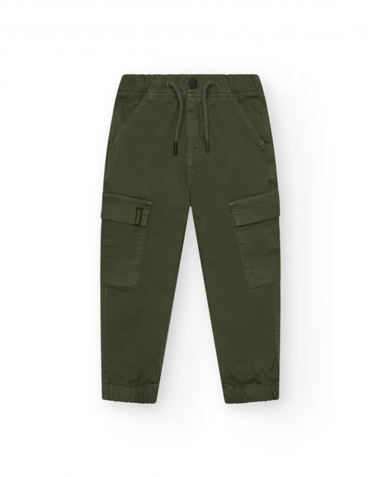 Pantalon cargo vert pour garçon avec taille ajustable et bas élastiques.