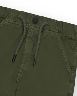 Pantalon cargo vert pour garçon avec taille ajustable et bas élastiques.
